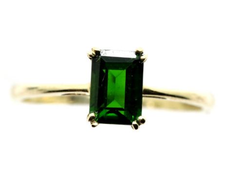 9ct gold emerald cut green stone ring, size P, 1.6g. P&amp;P Group 1 (£14+VAT for the first lot and £1+VAT for subsequent lot