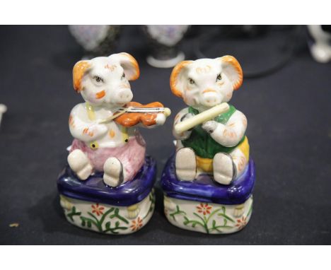 Two stoneware musician pigs, H: 16 cm. P&amp;P Group 3 (£25+VAT for the first lot and £5+VAT for subsequent lots) 