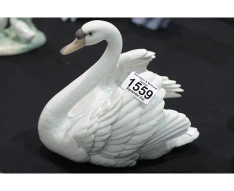 Large Lladro White Swan. P&amp;P Group 3 (£25+VAT for the first lot and £5+VAT for subsequent lots) 