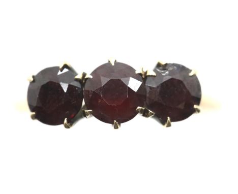 14ct gold ring set with three large garnets, size P, 3.1g. P&amp;P Group 1 (£14+VAT for the first lot and £1+VAT for subseque