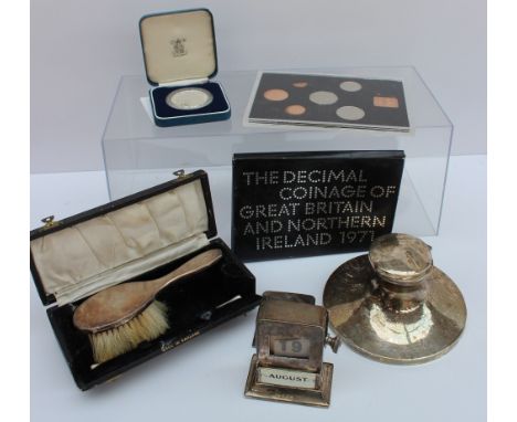 A George VI silver hairbrush, London, 1947, cased, together with a silver desk inkwell, a silver desk calendar and coins