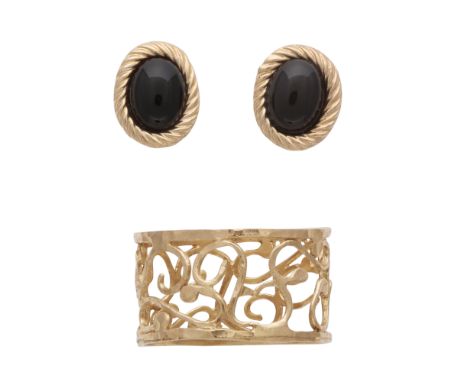 A 9ct yellow gold ring with pierced, filigree scroll design, together with a pair of black hardstone stud earrings set in 9ct