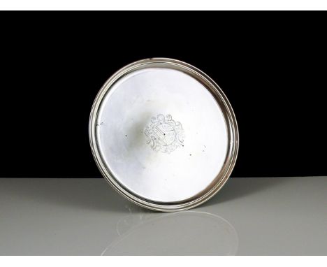 An antique George I Irish Sterling Silver tazza / footed salver by Thomas Walker, Dublin c1720. Circular with a raised rim, o