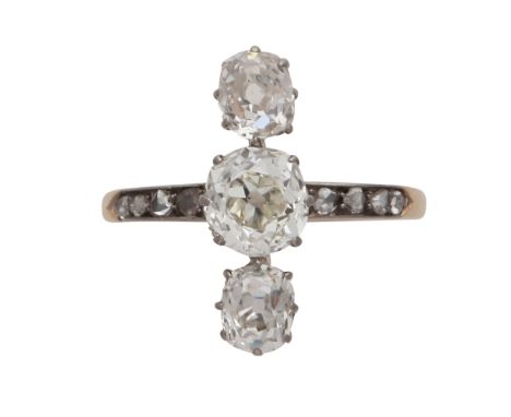 An antique Belle Epoque diamond ring in yellow gold and platinum, comprising a central old cushion cut stone weighing approxi