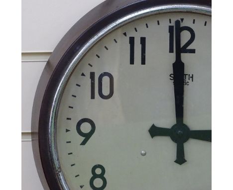 An early 20th century Smiths Sectric Bakelite-cased wall clock, overall diameter 37cm 