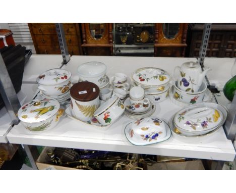 Quantity of Royal Worcester 'Evesham' pattern tableware including tureens and covers, serving dishes, teacups and saucers, et