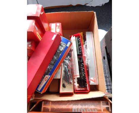 Collection of various model railway locomotives including Triang Hornby electric locomotive R.351, R.357, a tank locomotive '
