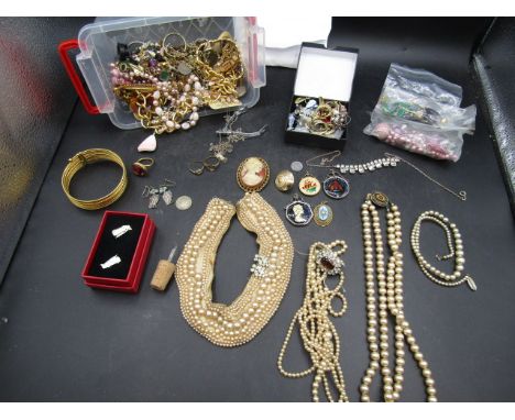 Vintage and modern costume jewellery inc 1 9ct gold ring with stone missing and antique pearl peter pan collar&nbsp;