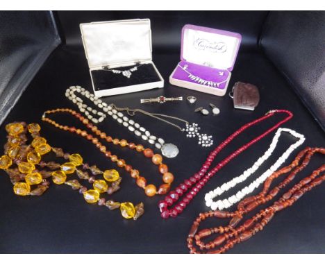 Bag of various costume jewellery bits to include a ring, necklaces etc..