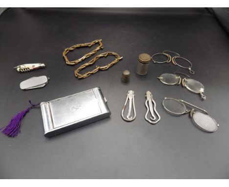 Collectors lot - to include a vintage engine turned cosmetic compact, 2 folding button hooks, thimble, 3 pairs of&nbsp; vinta