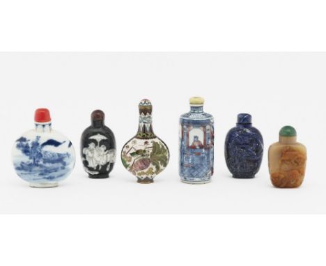 Sechs Snuffbottles Japan und China Porzellan, Lapislazuli, Achat, Jade, Cloissonne u. a. Verschiedene figürliche bzw. Landsch