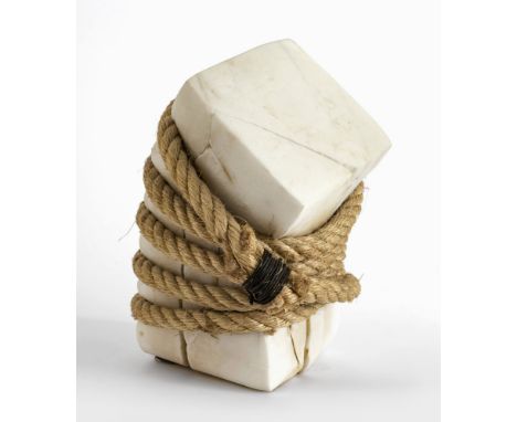Lluis Cera1967 Barcelona -  arbeitet ebendaOhne Titel. 2006Carrara-Marmor, Seil. 28 x 23 x 20 cm. 1967 in Barcelona geboren a