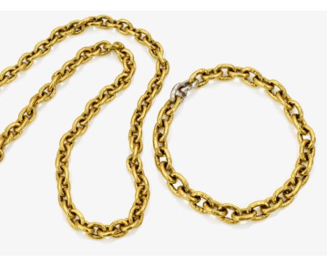 Ankerkette und ArmbandPlatin und Gelbgold 21,6 K, getestet. L. (Kette): ca. 61 cm. L. (Armband): ca. 19,5 cm. Zus. ca. 151 g.