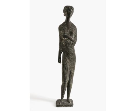 Jacob Wilhelm Fehrle1884 Schwäbisch Gmünd - 1974 ebendaStehendes Mädchen mit Umhang. 1960Bronze, dunkelbraun patiniert. Auf d