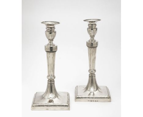 Ein Paar LeuchterS'Gravenhage, 1792 Silber. Konischer, kannelierter Schaft auf quadratischer Plinthe, Vasentülle. Gravierter 