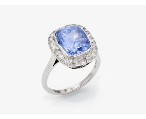 Historischer Entourage Ring verziert mit einem Saphir und DiamantenUSA, 1930er - 1940er Jahre Weißgold 750/-, gestempelt. Ca.