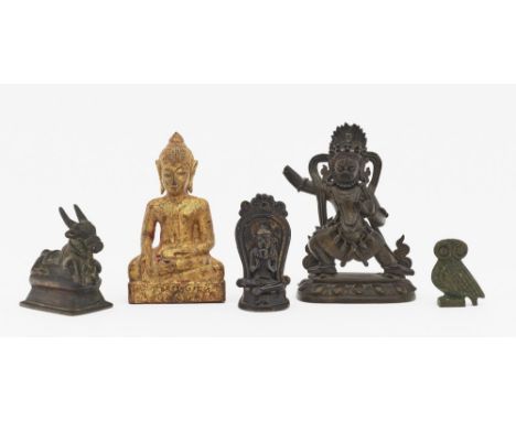 Vier asiatische Figuren - drei Buddhas und eine liegende Kuh Ostasien Bronze bzw. Holz,vergoldet. Tlw. besch. H. 9,5 cm bis 1
