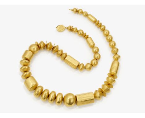 Kette mit Kugeln, Rondellen und PlättchenGold 21,6 K, getestet. L. ca. 46 cm. Ca. 109,2 g. Handarbeit  SvP