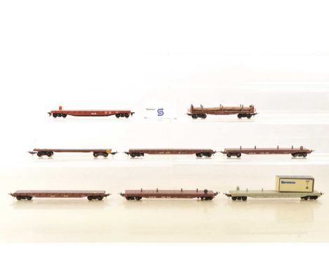 Lima South African HO Gauge unboxed SAR brown bogie flat wagons (8), one with Safmarine Container and two without containers,