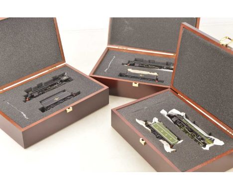Bachmann 00 Gauge Class B1 Steam Locomotives and Tenders in wooden presentation boxes (3) LNER green 1306 'Mayflower', BR bac