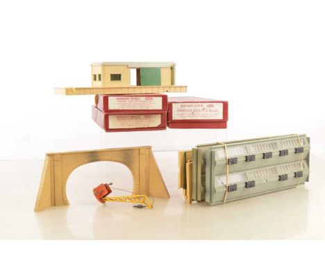 Hornby-Dublo 00 Gauge 2-Rail boxed and unboxed Engine Shed and Extension Kits and Goods Depot (qty) 5005 Engine Shed with som