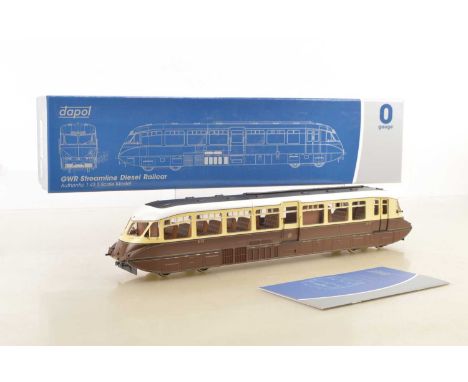 Dapol 0 Gauge modern issue Ref: 7D-011-002 GWR Lined Chocolate & Cream Streamlined Diesel Railcar,  No.10, 2-rail finescale e