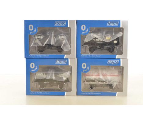 Dapol 0 Gauge modern issue 0 Gauge group of Tankers (6), Ref 7F-059-001 Shell BP black, 7F-059-002 Esso black, 7F-059-005 Ber