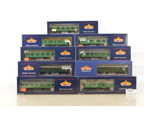 Bachmann boxed 00 Gauge BR SR green Mk1 Corridor Coaches, 39-028 2nd, 39-128A, 39-128 B and 39-128C  Composites, 39-153 First