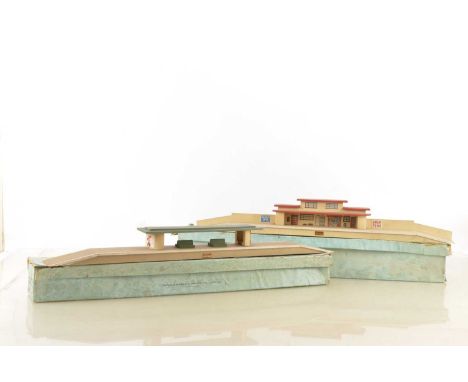 Hornby-Dublo 00 Gauge pre-war wooden D1 Mainline Station and Island Platform both in 1938 stamped original boxes (2) Main lin