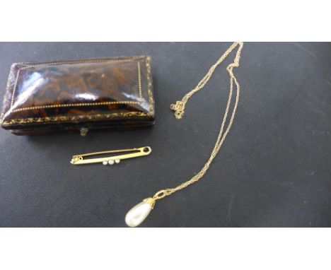 A 9ct gold and seed pearl bar brooch and a 9ct gold and imitation pearl necklace - chain length 44cm - total weight approx 3.