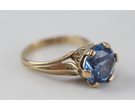 9ct gold blue gemstone dress ring, claw set (3.3g) 