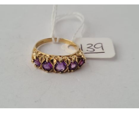 A Victorian 5 stone amethyst ring in 9ct - size P - 3.8gms 