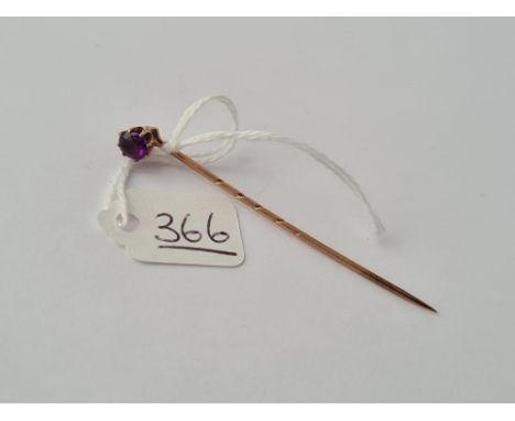 An amethyst set single stone stick pin in gold - 