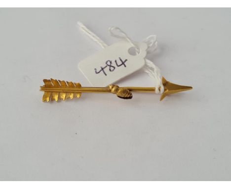 An arrow stick pin in 15ct gold - 1.8gms