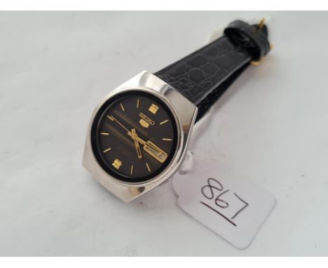 A gents SIEKO 5 automatic wrist watch with seconds sweep &amp; date apperture