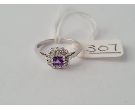 A white gold &amp; amethyst ring in 14ct gold - size N.5 - 2.4gms