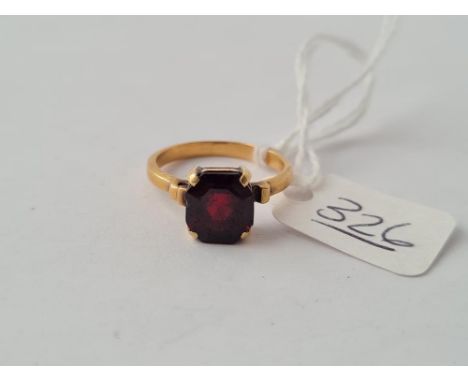 A black stone ring set in gold - size K - 3.2gms