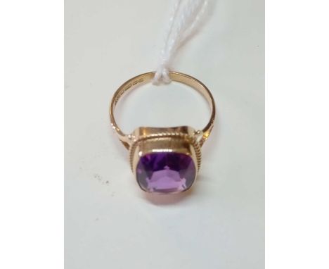 A large oval Siberian amethyst ring in 9ct - size O - 2.8gms