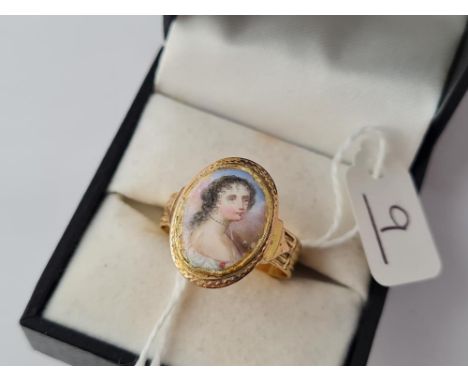 AN ANTIQUE GOLD &amp; ENAMEL OVAL PORTRAIT RING IN 18CT GOLD - size T - 6gms