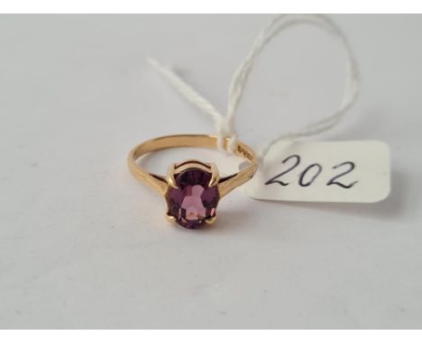 A purple coloured stone in 9ct - size K 