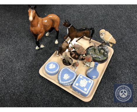 A tray of animal ornaments including Goebel robins, Royal Doulton horse, Melba Ware horse and Wedgwood jasper ware 