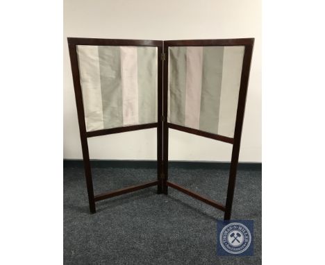 An Edwardian mahogany fire screen 