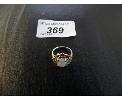 A 9k gold and opal cluster ring, weight approx. 2.2g