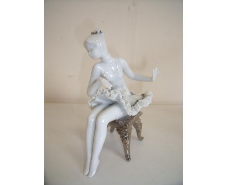 Lladro figure of a seated ballerina (height 16cm) 