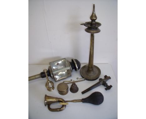 Selection of copper and brassware in one box including car horn, a coaching lamp etc 