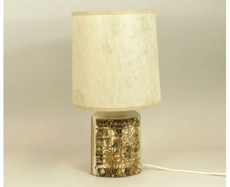 TREMAEN POTTERY. A Tremaen Pottery 'Ruan' lamp base with shade. Height 25cm, with shade 44cm.