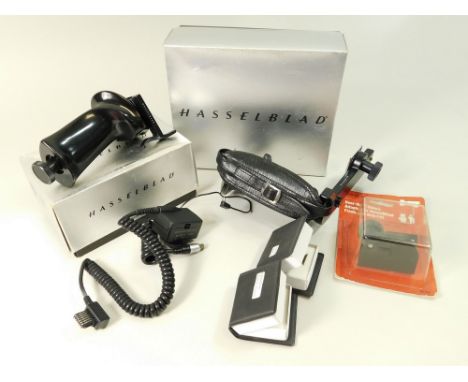FLASH ACCESSORIES ETC. Flash gun bracket, boxed (45071), flash adaptor SCA390, pistol grip, boxed (45047), two flash bulbs in