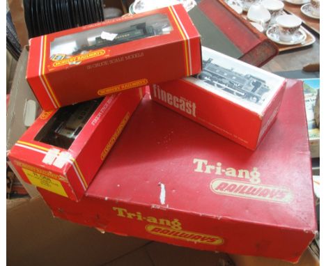 Triang Railways operating mail coach set, together with a Hornby Railways 00 gauge R33 tank loco, R.068PO locomotive and a Wi