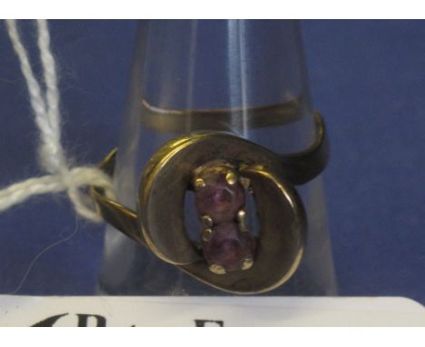 9ct gold and amethyst twist shank ring.(B.P. 24% incl. VAT)