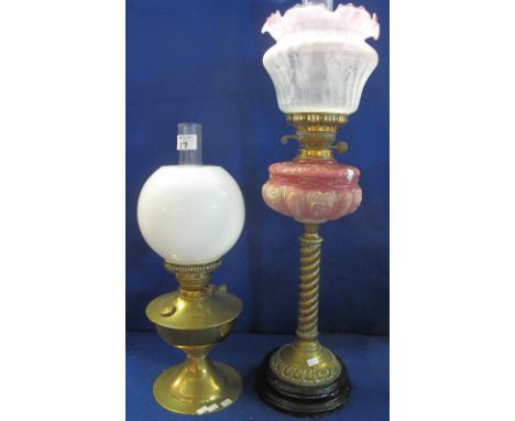 Early 20th Century brass double burner oil lamp with graduated repousse glass reservoir, on a brass spiral pedestal with cera